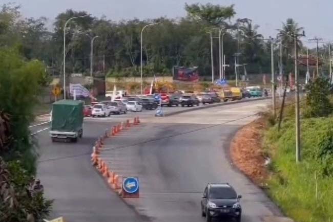  Hari Pertama Dibuka, Banyak Tak Bawa Kartu Tol, Kendaraan Menumpuk di Gerbang Tol Prabumulih