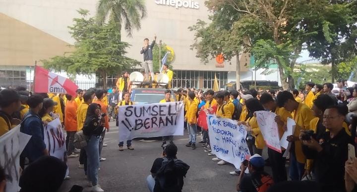 Sempat Blokade Jalan, Mahasiswa di Palembang Sampaikan Tuntutan di Bawah Rintik Hujan, Tolak Efisiensi