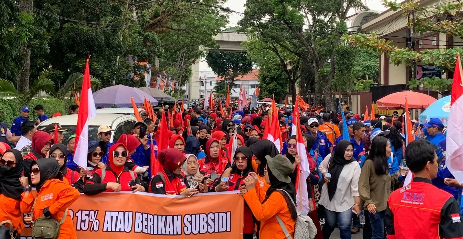 Aksi Demo di Depan Kantor Gubernur Sumsel Diwarnai Isak Tangis Ratusan Buruh, Elen Setiadi Diminta Revisi UMSP