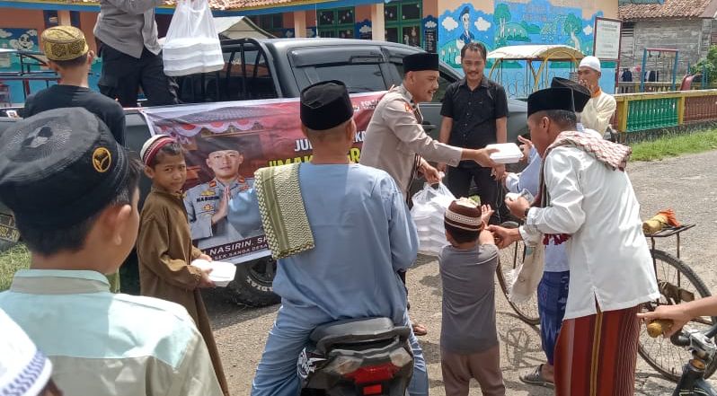 Jumat Berkah, Personel Polsek Sanga Desa Bagi-Bagi Nasi Kotak kepada Jemaah Masjid