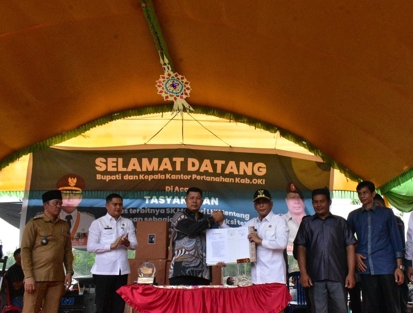 Kado Jelang Akhir Jabatan, Bupati OKI Serahkan SK Pelepasan 2,2 Ribu Hektare Kawasan Hutan untuk Rakyat 