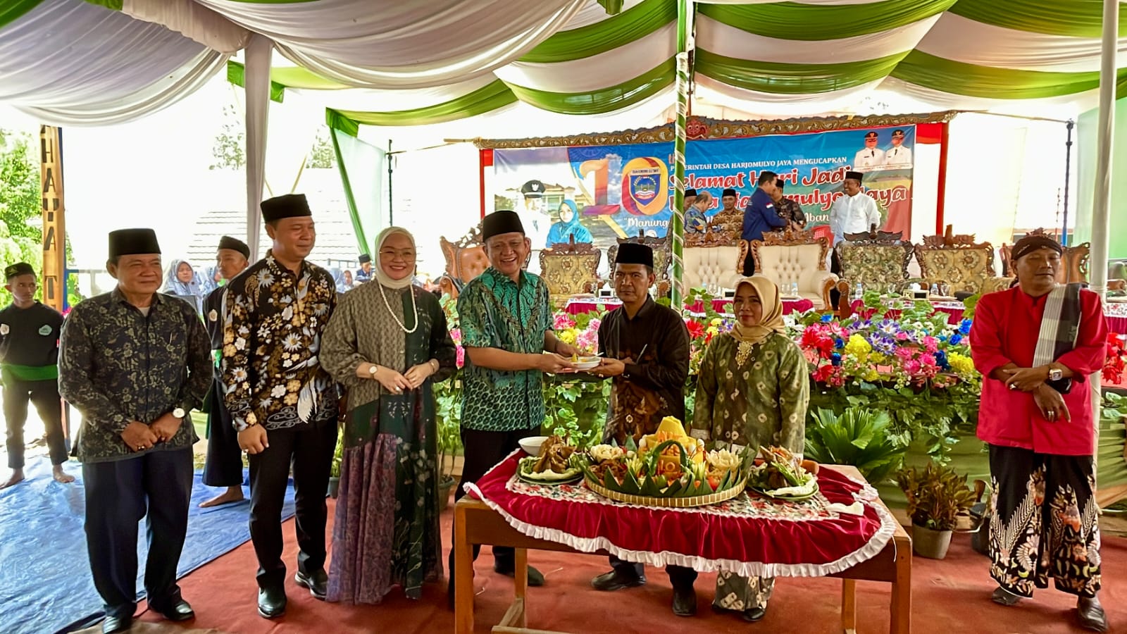 Bersama Ketua DPRD OKU Timur dan Anggota DPRD Sumsel, Bupati Enos Hadiri HUT Ke 10 Desa Harjomulyo Jaya