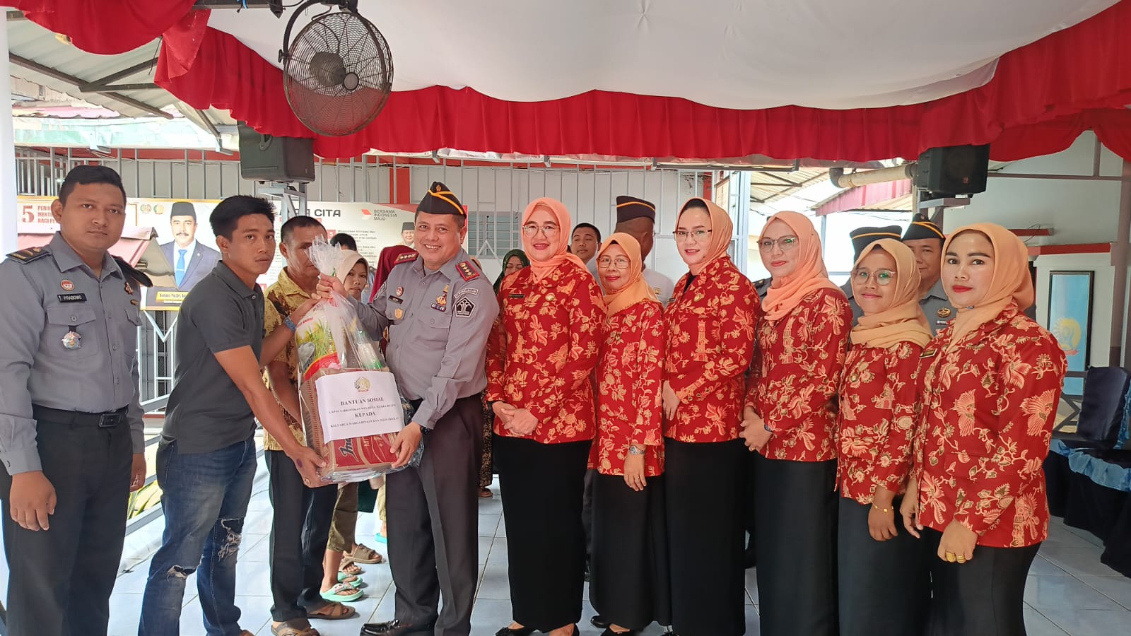 Lapas Narkotika Kelas IIA Muara Beliti Dukung Ketahanan Pangan Melalui Panen Raya dan Bakti Sosial