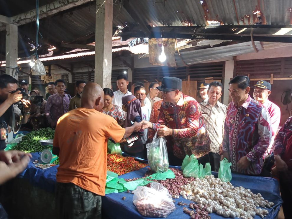 Pj Bupati Banyuasin Lakukan Sidak ke Pasar Sukamoro, Pastikan Harga Kebutuhan Pokok Stabil