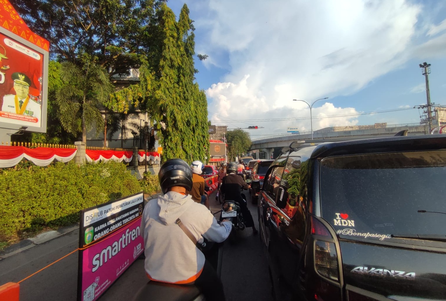 Pengendara Keluhkan Road Barrier di Lampu Merah Simpang Charitas Palembang