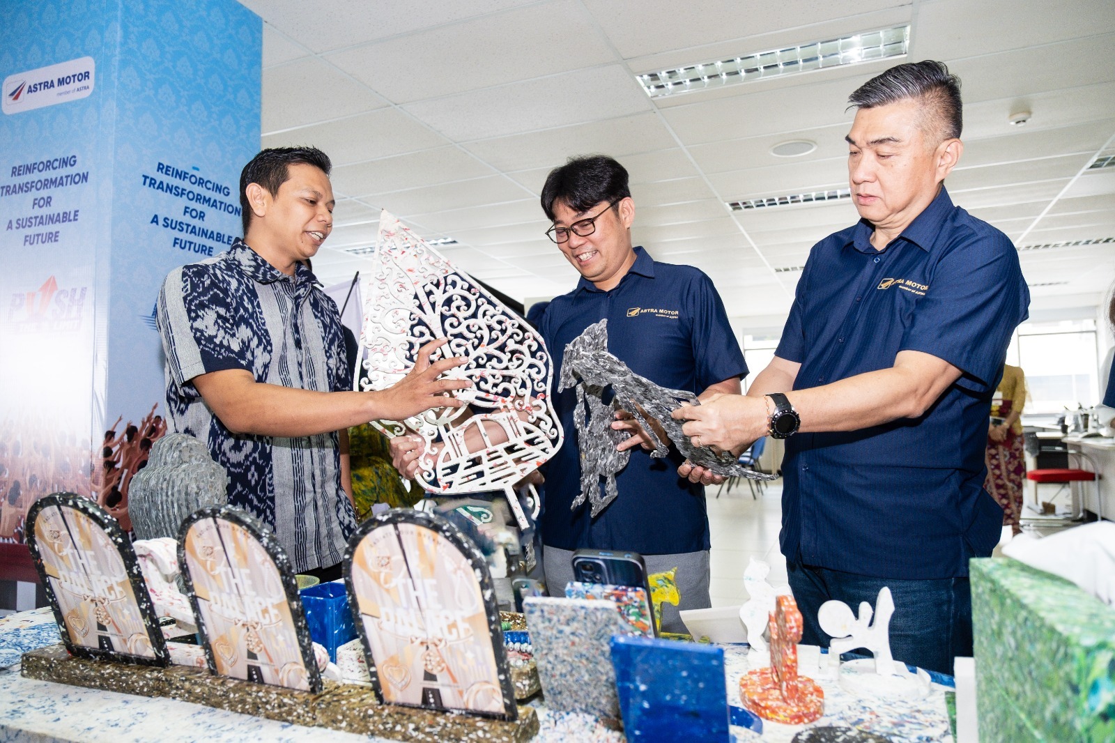 Astra Motor Kolaborasi dengan Penerima Apresiasi SATU Indonesia Awards dalam Pengolahan Sampah Botol Plastik