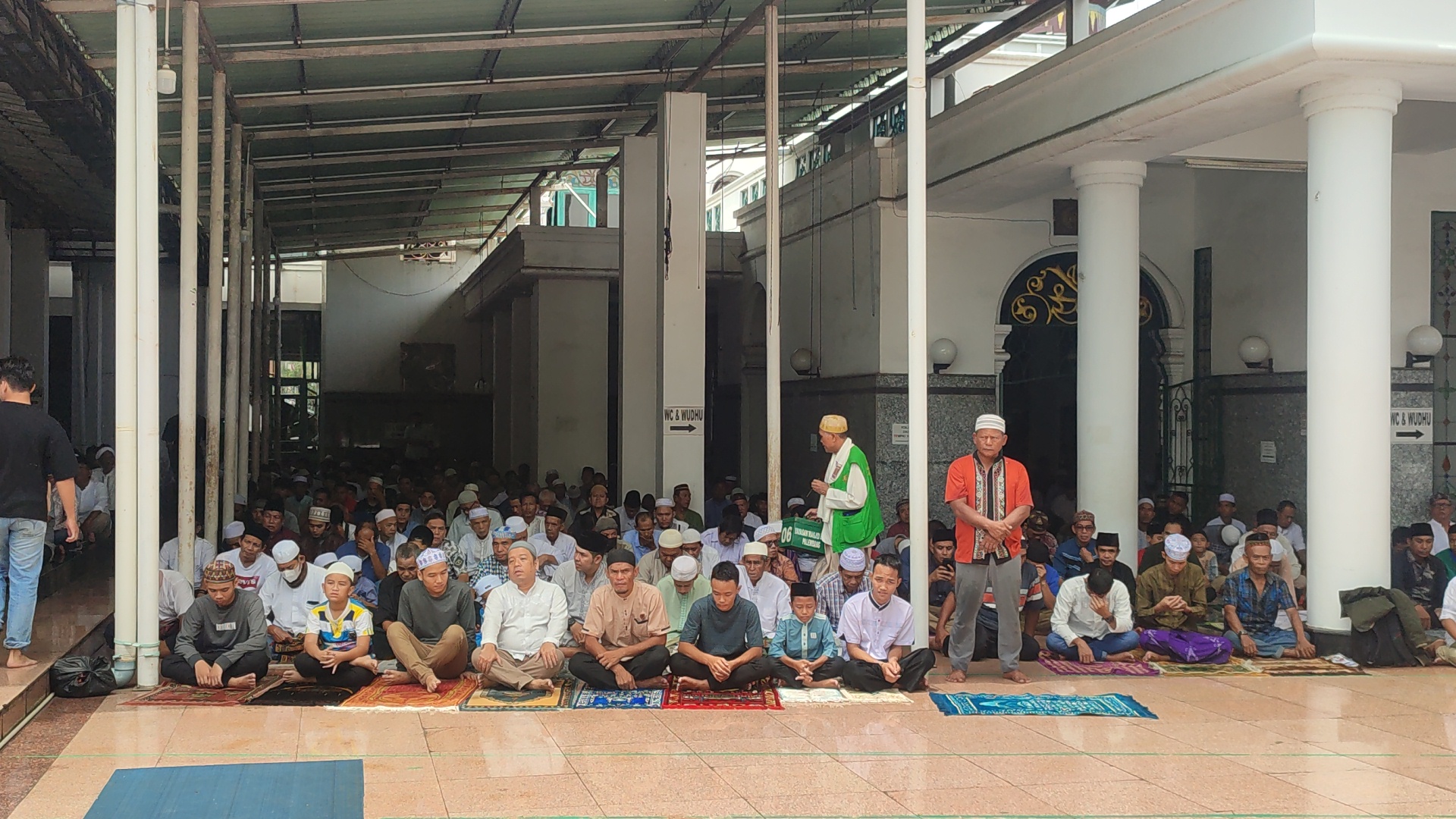 Jumat Terakhir Ramadan 1445 Hijriah, Ribuan Jemaah Ramaikan Salat di Masjid Agung Palembang