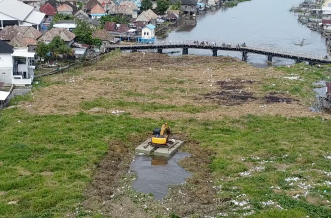 Alat Berat PUPR OKI Diturunkan Bersihkan Gulma di Jembatan Belanti