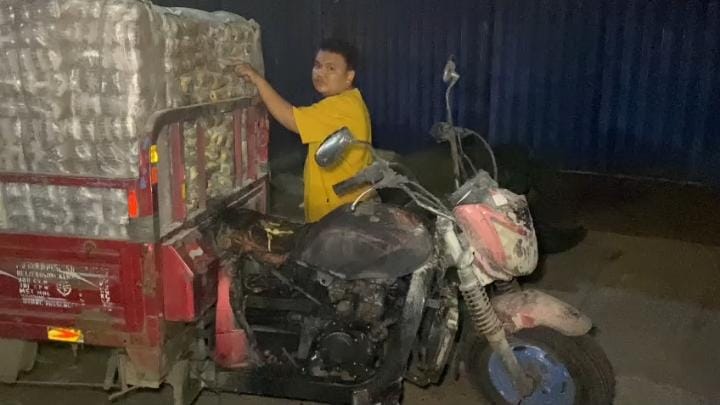 Motor Roda 3 Angkut Roti Terbakar di Simpang Charitas Palembang, Tukang Balon Melintas Padamkan Api Pakai Apar