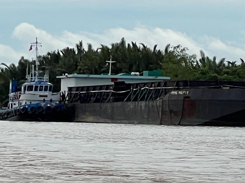 Satgasus Kejagung Sita Tug Boat-Tongkang Surya Darmadi di Sungai Lilin