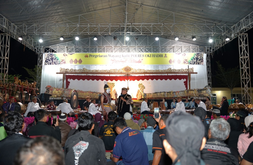 Pererat Silaturahmi Bersama Masyarakat, Polres OKI Hadir Gelar Wayang Kulit