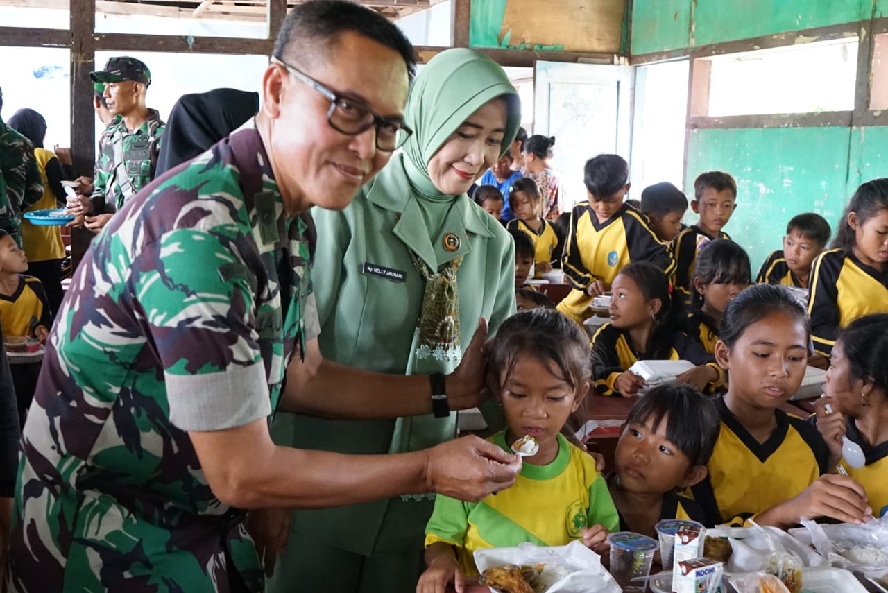 Giliran Anak Sekolah SDN 1 Pematang Panggang OKI Dapat Makan Bergizi Kodim 0402/OKI