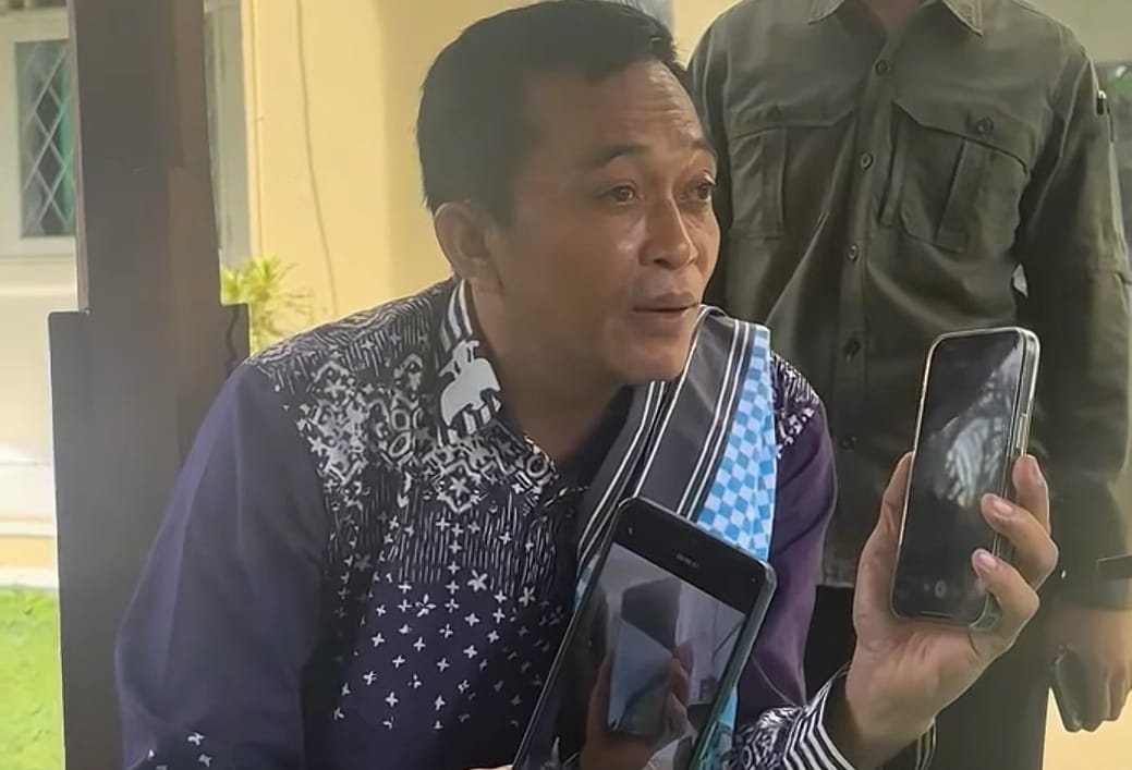 WAJIB TAHU, Mengapa Bupati Ini Tertunda 2 Kali Berangkat ke Tanah Suci Sampai Warga Geruduk Asrama Haji