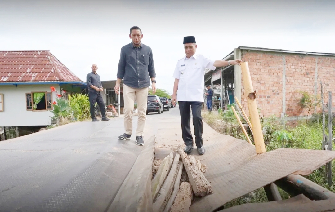 Wabup Ogan Ilir Tinjau Jembatan dan Masjid Rusak, Lalu Berikan Bantuan Korban Rumah Roboh di Pemulutan Selatan