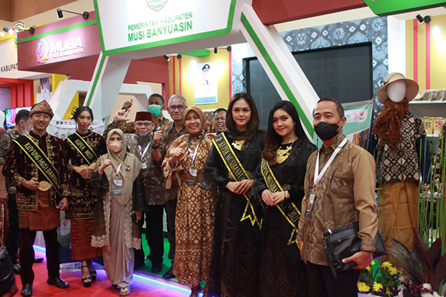 Gambo Muba Sabet Best Design Fashion di Ajang APKASI Expo 2022