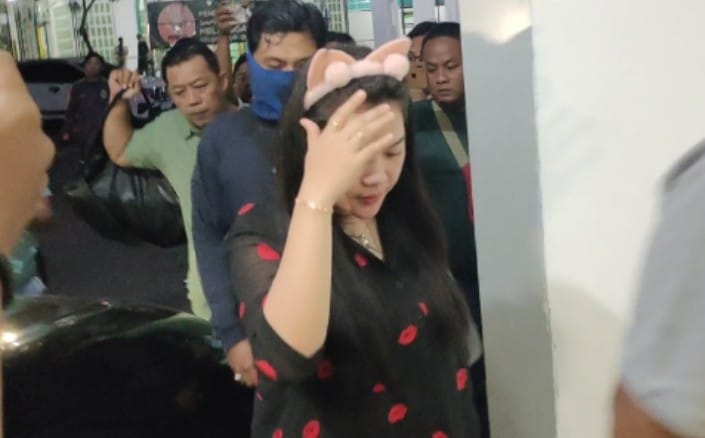 Ada Sosok Wanita Cantik Pakai Bando Kelinci Turut Diamankan Kejaksaan Pasca OTT Pejabat Disnakertrans Sumsel