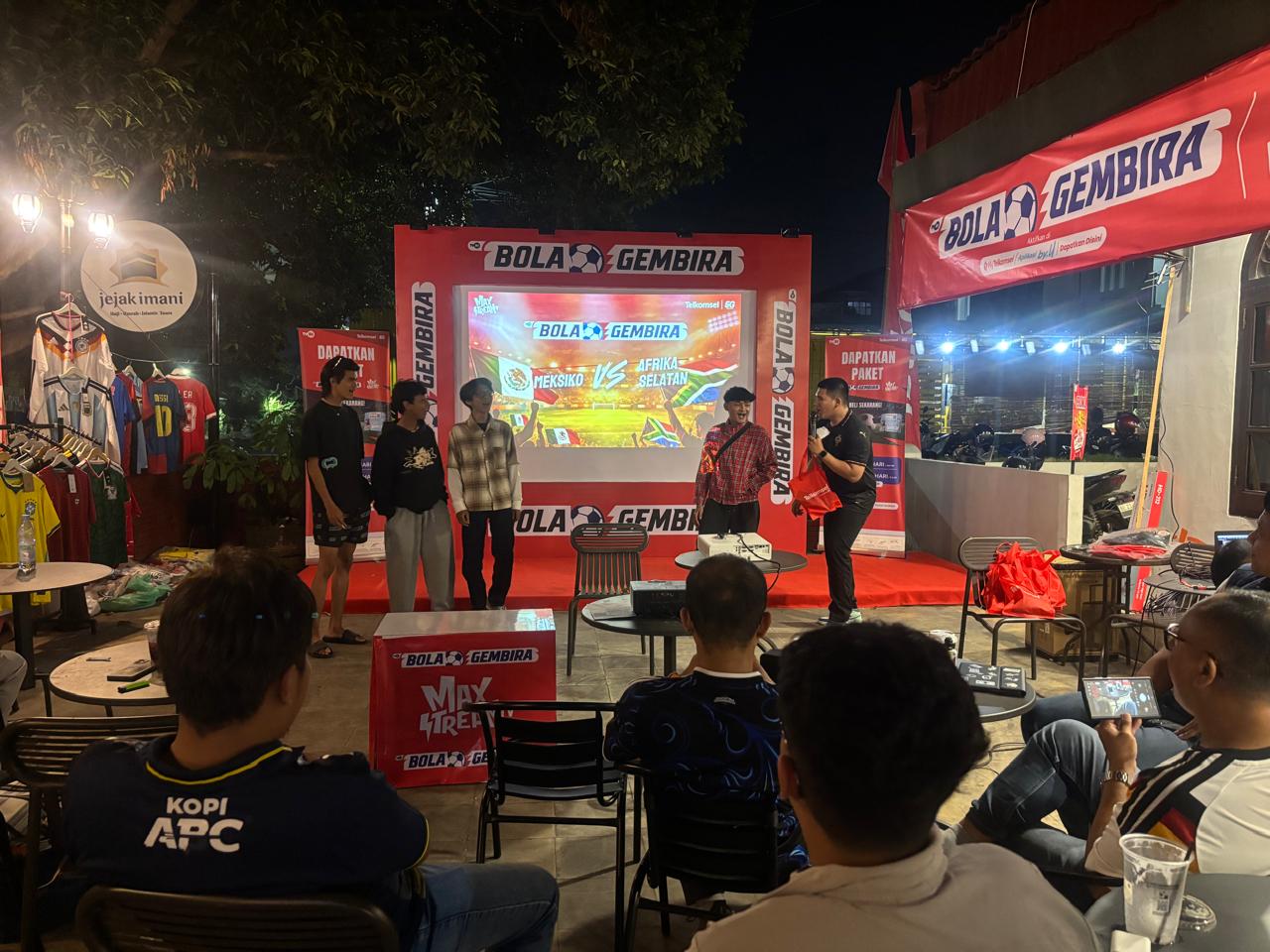 Serentak di 4 Kota, Telkomsel Hadirkan Nonton Bareng Bola Gembira MAXStream TV