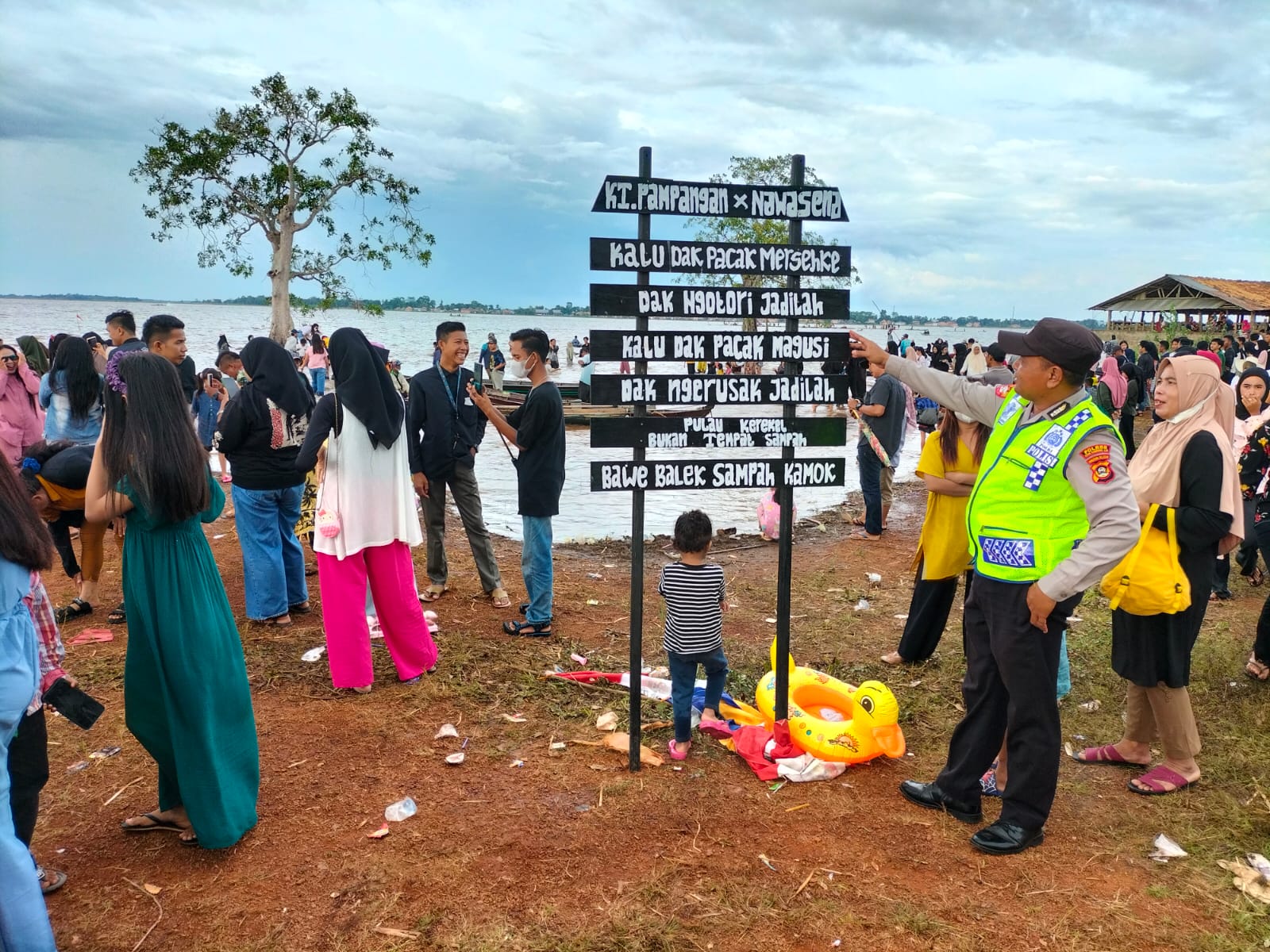 Personel Polsek Pampangan Berikan Rasa Aman Pengunjung Pantai Kerikil 