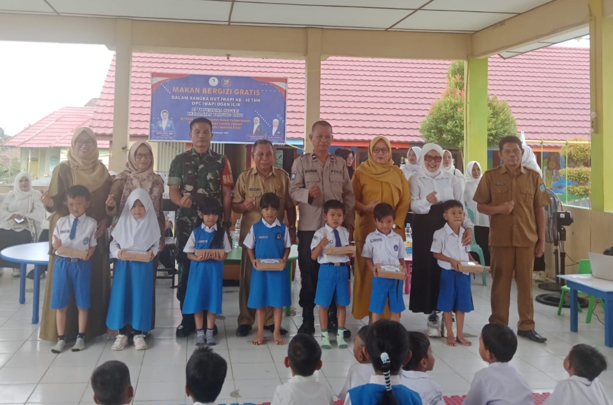 Peringati HUT ke-50, DPC IWAPI Ogan Ilir Bagikan Makan Siang Bergizi di TK Pembina Tanjung Batu