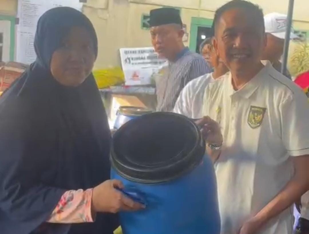 Spontan, Sekda Ratu Dewa Bersama ASN Bersepeda Bantu Korban Kebakaran di 3-4 Ulu Palembang