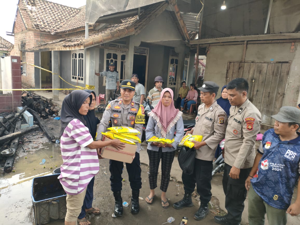 Polsek Tanjung Batu Berikan Uang Santunan dan Bantuan Korban Kebakaran di Desa Rengas II Ogan Ilir