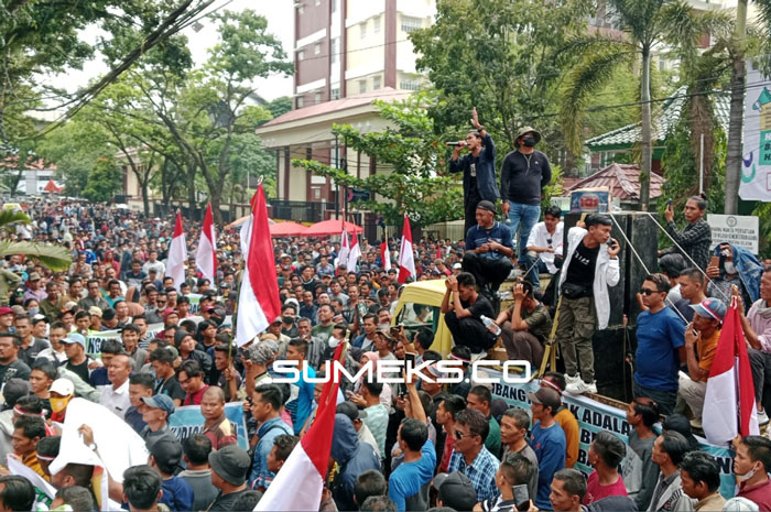 Geruduk Kantor Gubernur, Ribuan Warga Muba Minta Legalkan Penambangan Minyak