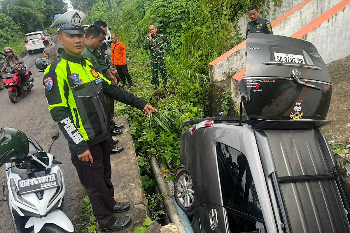 Sopir Diduga Lalai, Mobil Nyungsep ke Parit di Jalan Lintas Kelurahan Pasar III Muara Enim