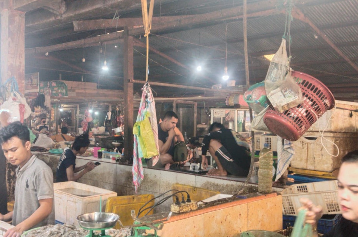Asyiknya 2 Pedagang Ikan ini Bermain Catur usai Dagangannya Laku