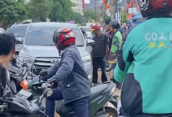 Heboh Laka di Sosmed Motor Diserempet Toyota Innova, Pengendara Mobil Lapor Polisi 