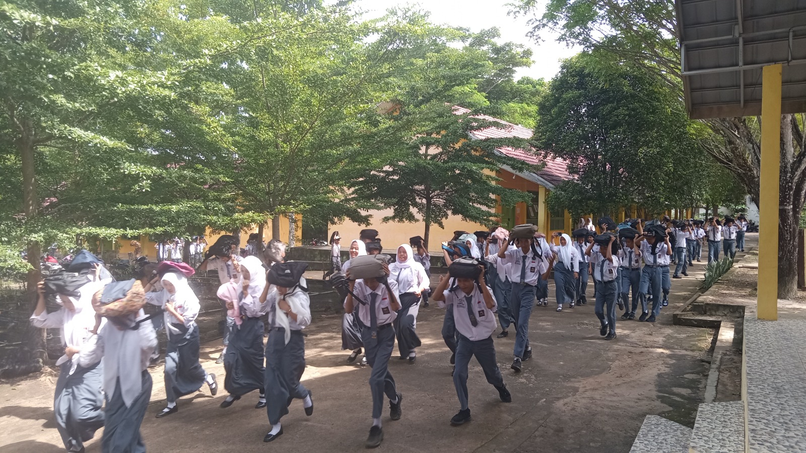 Satu-Satunya di Sumsel, SMAN 1 Indralaya Selatan Ogan Ilir Gelar Sosialisasi dan Simulasi Cara Aman Bencana