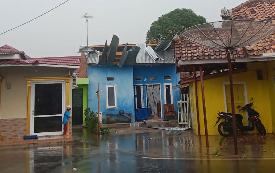 Tersapu Angin Kencang, Atap Rumah Warga di Prabumulih Melayang, Pohon Tumbang 
