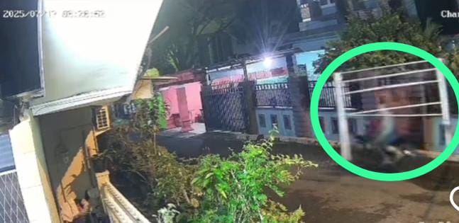 Aksi Pencurian 'Pompa Merajalela' di Palembang, Heboh di Sosmed 2 Pria Angkut Besi Jemuran Terekam CCTV