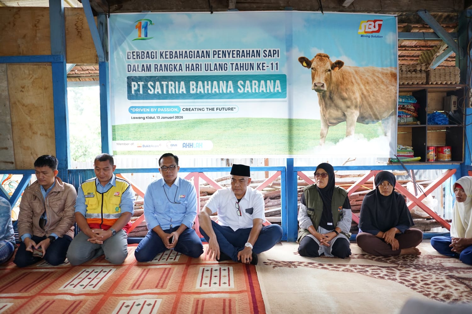 Berbagi di Moment HUT ke-11, Direktur Utama PT Satria Bahana Sarana Serahkan Bantuan Sapi 