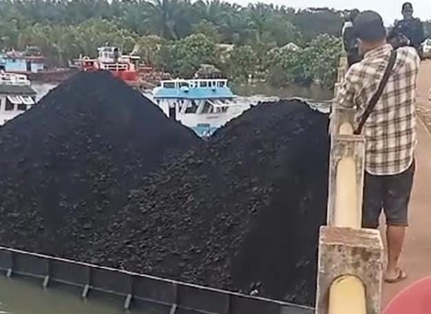 Tongkang Muatan Batu Bara Nyangkut, Badan Jembatan Bentayan Banyuasin Terangkat