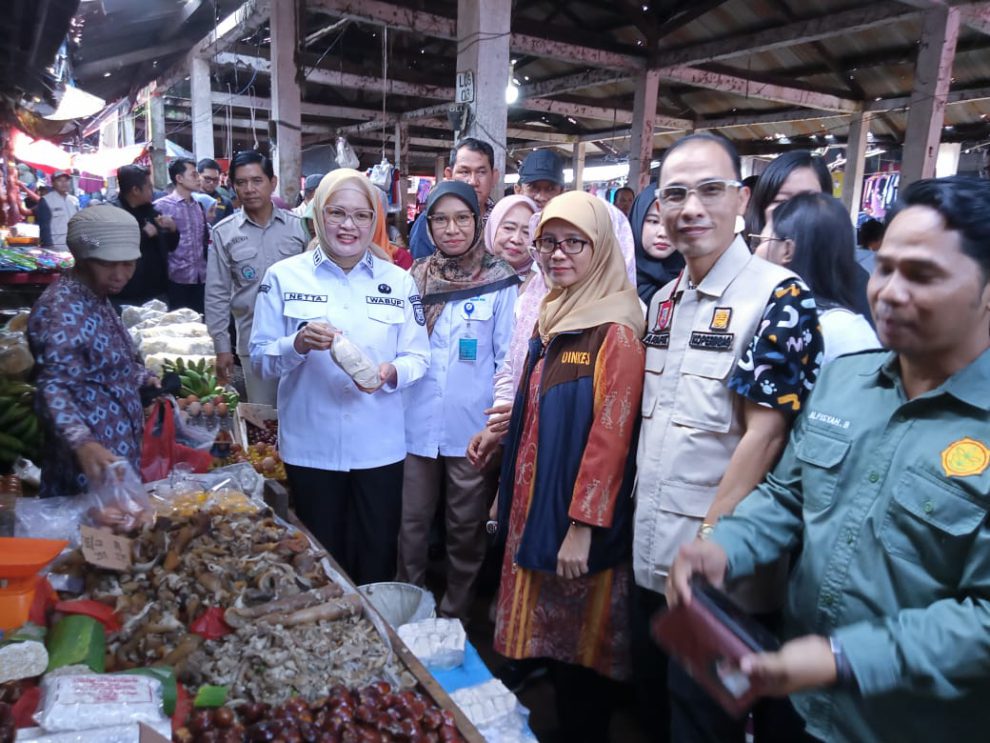 Wakil Bupati Banyuasin Netta Indian Tinjau Pasar Sukamoro Pastikan Stok Bahan Pokok Aman Menjelang Lebaran