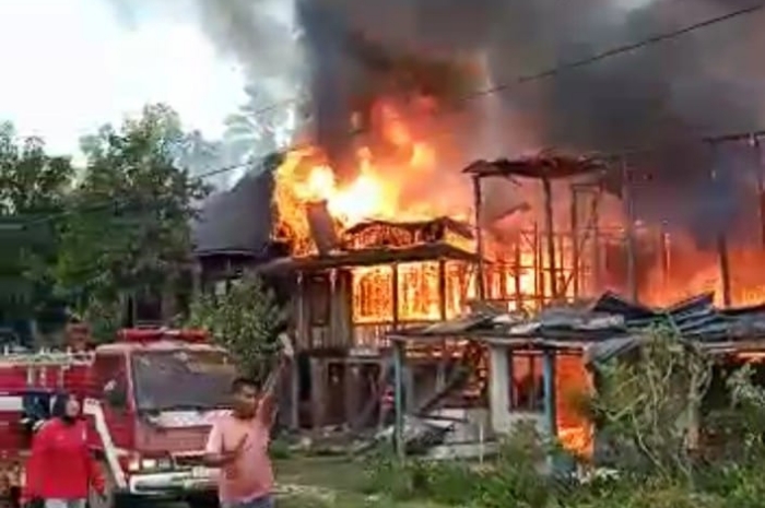 Kebakaran Hebat di Pendopo Empat Lawang, 3 Rumah Hangus Terbakar, 3 Rusak Parah
