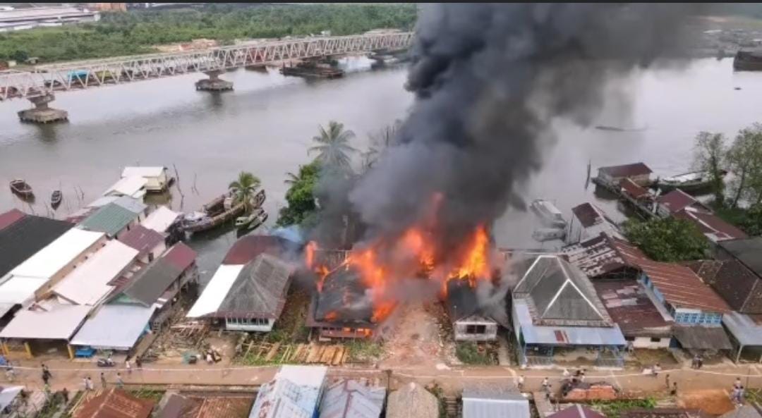 Enam Rumah dan Gudang Minyak di Gasing Laut Hangus Terbakar 