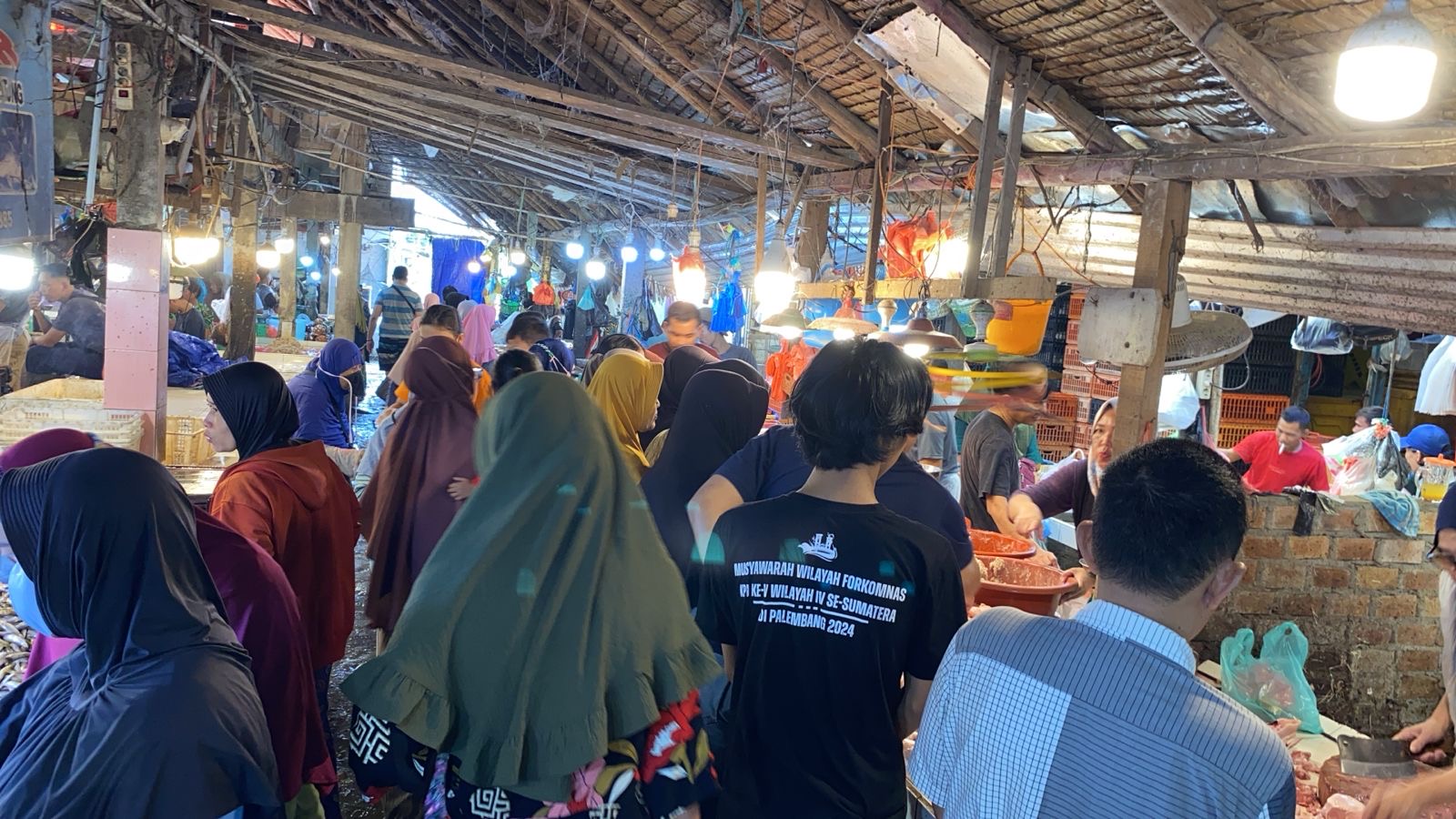 Menjelang Idul Adha Pasar Perumnas Sako Dipadati Pengunjung, Kios Sayur dan Ikan Giling Paling Banyak Diburu