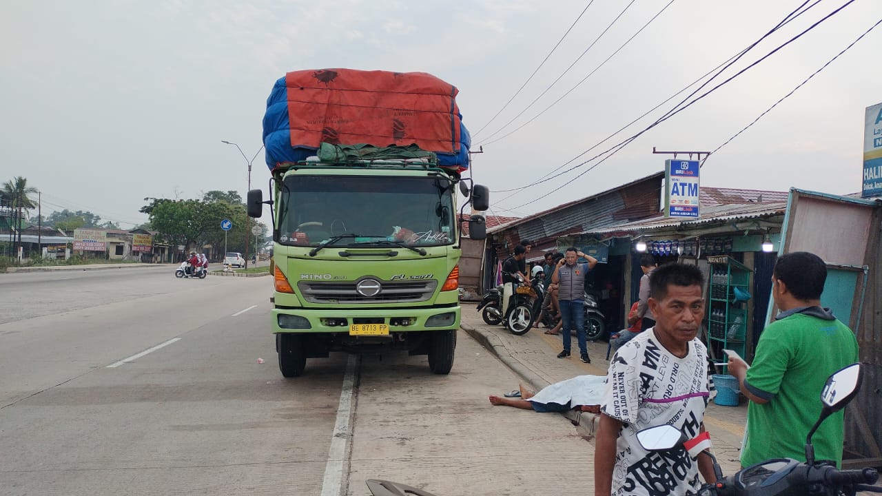 Turun Beli Rokok, Sopir Truk Asal Lampung Tewas Bersimbah Darah Depan Terminal Karyajaya 