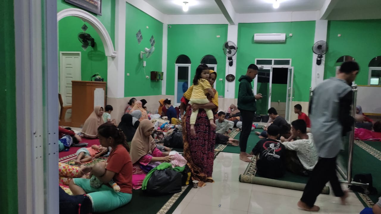 Ratusan Rumah Terendam Banjir, Warga Ngungsi ke Masjid