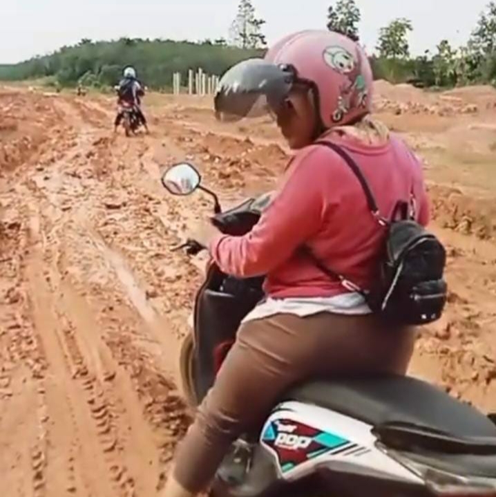 Jalan Poros Desa Talang Buluh Talang Kelapa Rusak Parah, Nakes Kesulitan Menuju Puskesmas