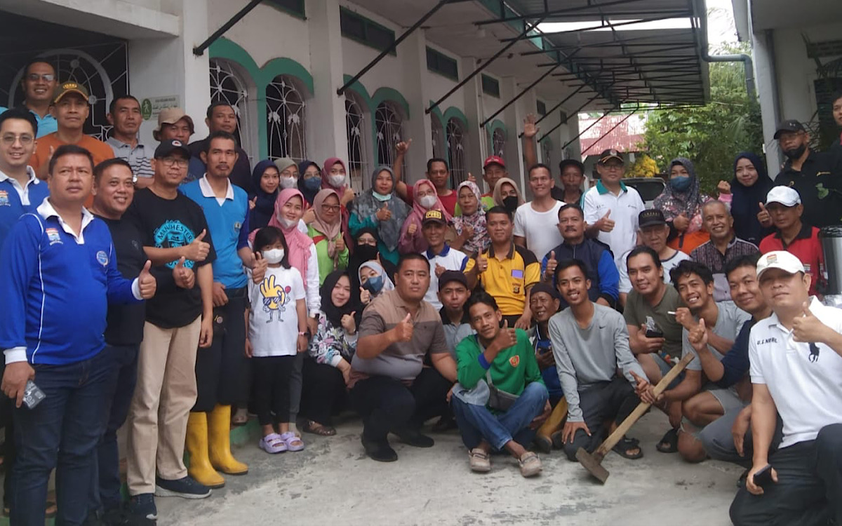 Antusias Warga Bersih-Bersih Kampung Dipusatkan di Lorong Masjid Jamik Plaju    