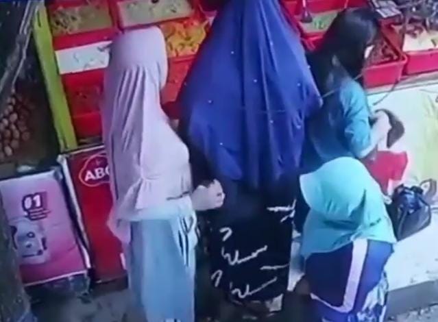Sindikat Emak-emak Nyopet di Pasar, Aksinya Terekam Kamera CCTV 