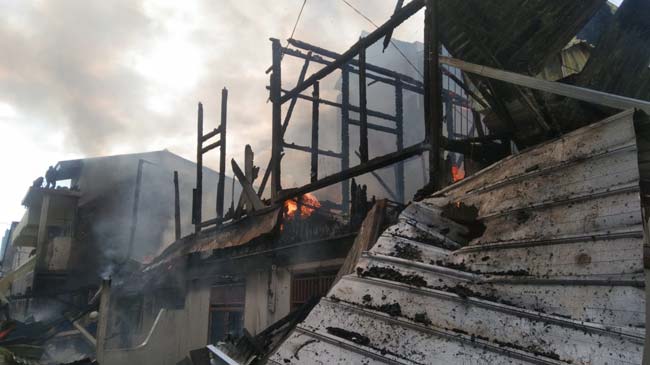 Rumah 2 Lantai di Puncak Sekuning Hangus Terbakar