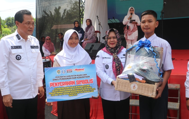 Bupati Muara Enim Luncurkan Program Seragam Gratis dan Libatkan Penjahit Lokal dalam 100 Hari Kerja