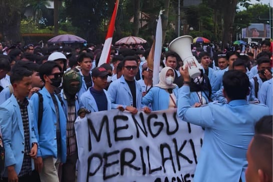Paradoks Partai Politik dalam Sistem Presidensial Indonesia: Penggerak Demokrasi atau Sumber Krisis?