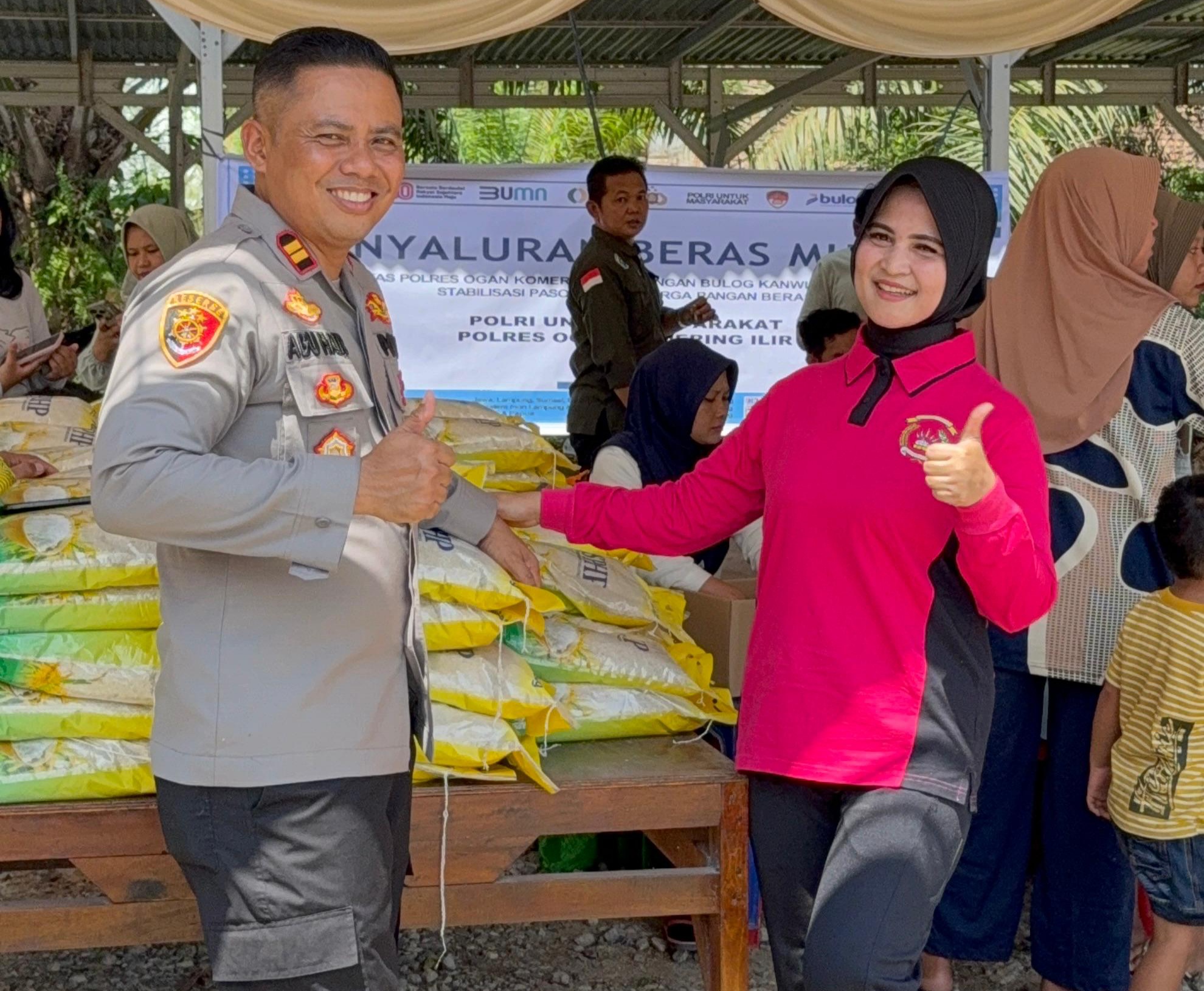 Jajaran Polsek Polres OKI Salurkan Ribuan Kilogram Beras SPHP ke Masyarakat