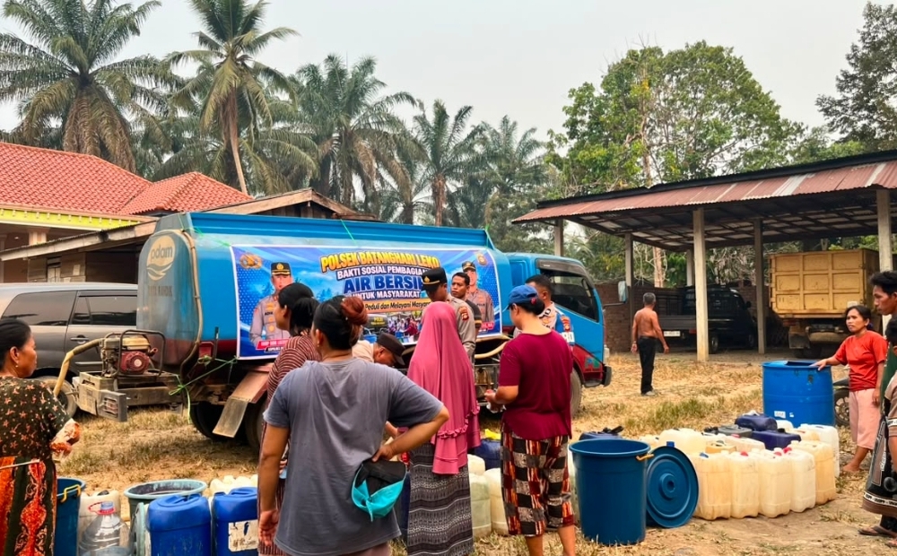 Kekeringan Melanda Muba, Polda Sumsel Salurkan 10.000 Liter Air Bersih ke Warga