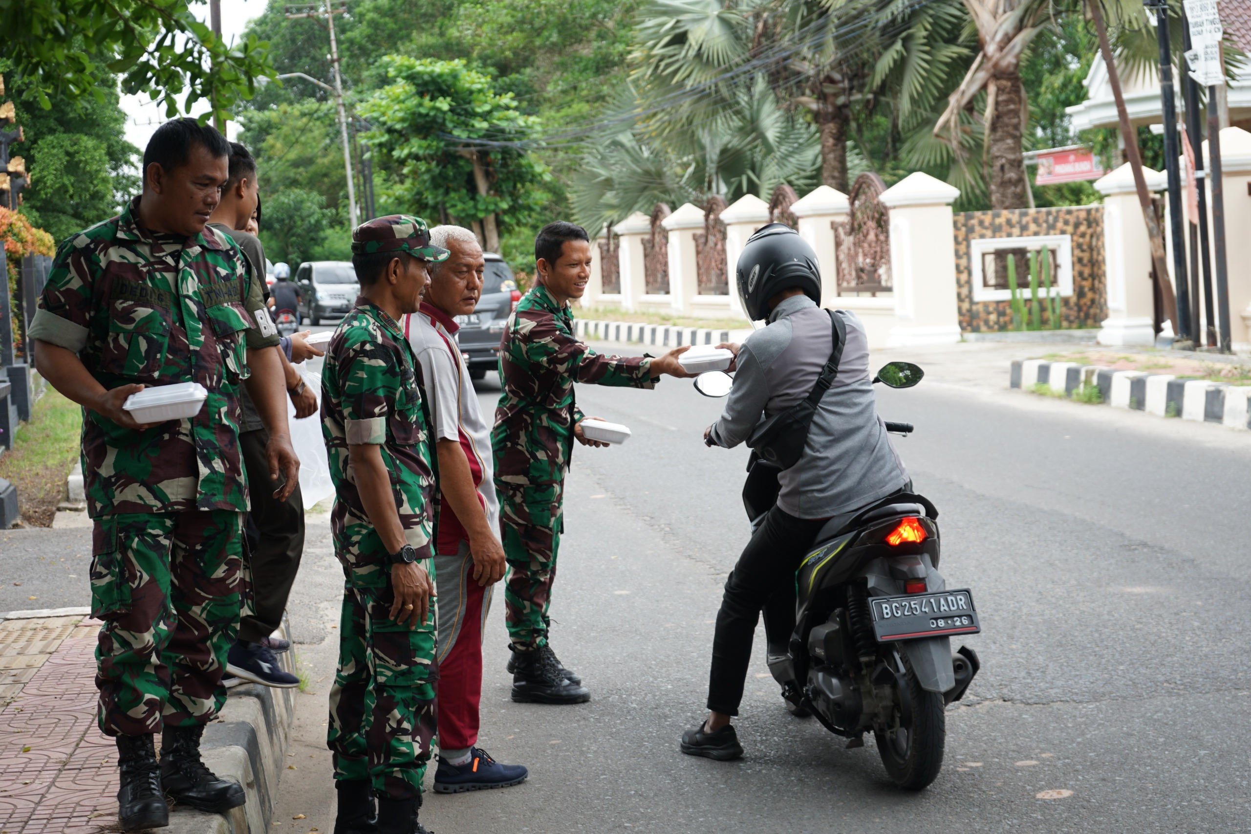 Jumat Berkah, Bagikan Nasi Kotak ke Pengendara di Depan Kodim 0402/OKI 