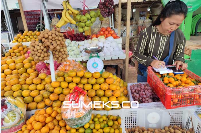 Pedagang Jeruk di Palembang Laris Manis Jelang Imlek 2023